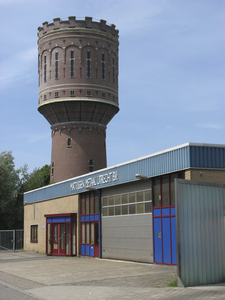 905345 Gezicht op de voormalige watertoren aan de Vaartsche Rijn te Utrecht, vanaf het Rotsoord, met rechts het ...